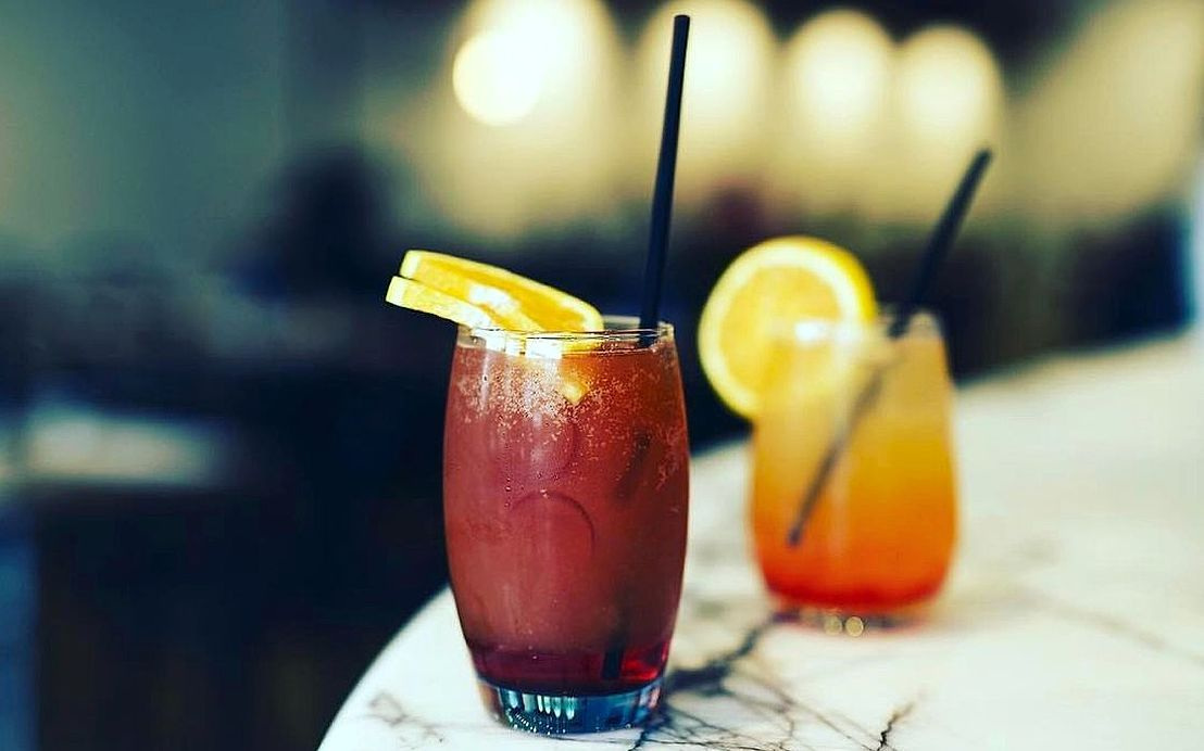 Sıcak tarçınlı meyve smoothie'si bir tabakta